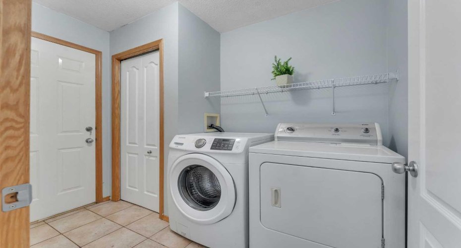 185 West Lakeview Drive, Chestermere, Alberta T1X 1K2, 7 Bedrooms Bedrooms, ,3 BathroomsBathrooms,Residential,For Sale,West Lakeview,A2307755