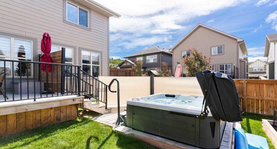 Hot Tub with Privacy Screen
