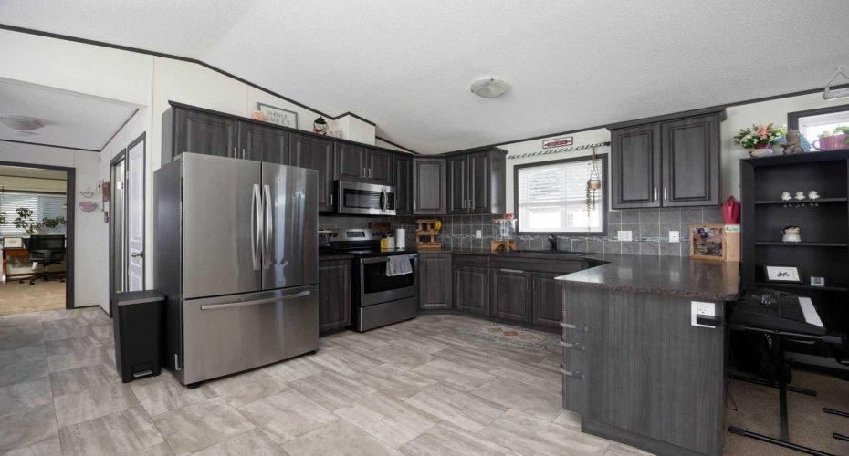 Beautiful kitchen dark cabinets