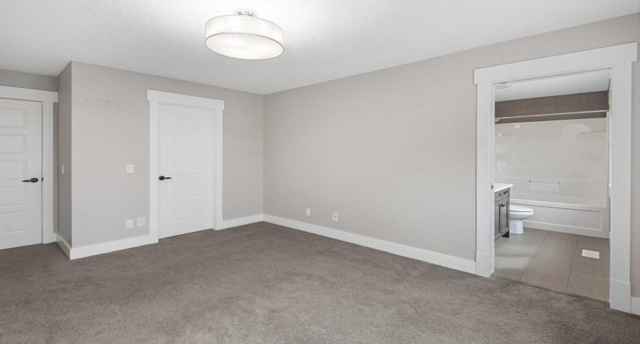 Jumior Primary Bedroom with Ensuite Bathroom