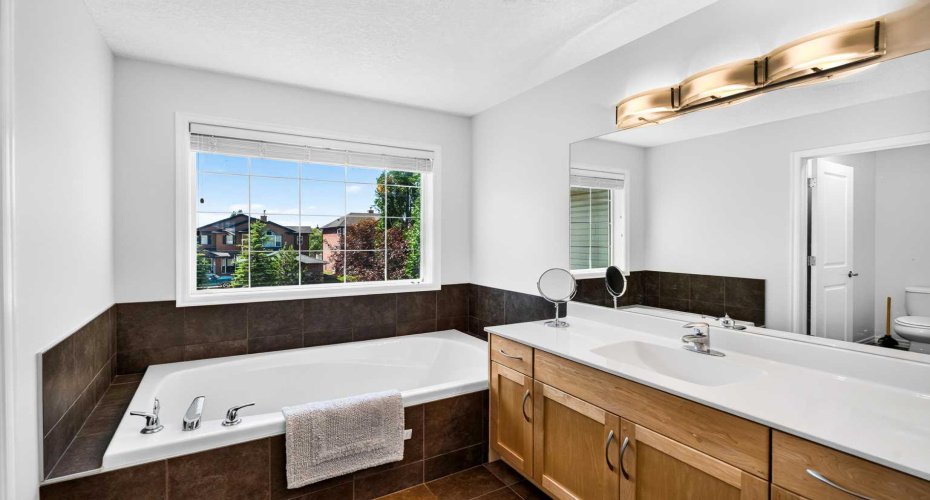 444 Rainbow Falls Way, Chestermere, Alberta T1X 1S6, 3 Bedrooms Bedrooms, ,4 BathroomsBathrooms,Residential,For Sale,Rainbow Falls,A2323843