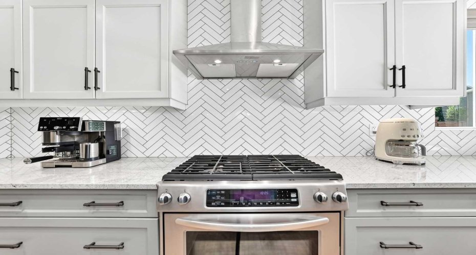 Upgraded Stainless Steel Appliances including a Gas Stove!