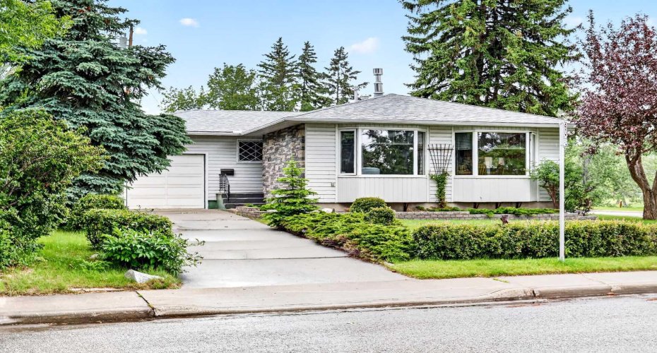 3227 Collingwood Drive, Calgary, Alberta T2L 0R7, 4 Bedrooms Bedrooms, ,2 BathroomsBathrooms,Residential,For Sale,Collingwood,A2323819