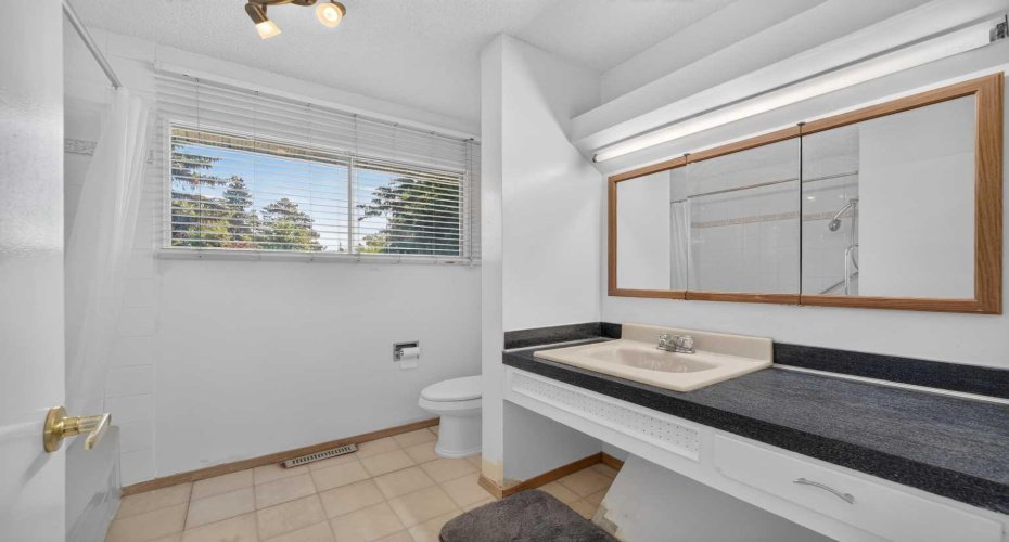 117 Fairview Drive, Calgary, Alberta T2H 1B4, 3 Bedrooms Bedrooms, ,2 BathroomsBathrooms,Residential,For Sale,Fairview,A2323822