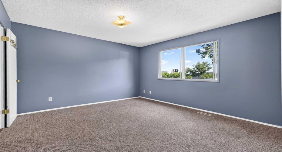 210 86 Avenue, Calgary, Alberta T2H 1N6, 3 Bedrooms Bedrooms, ,2 BathroomsBathrooms,Residential,For Sale,86,A2324597