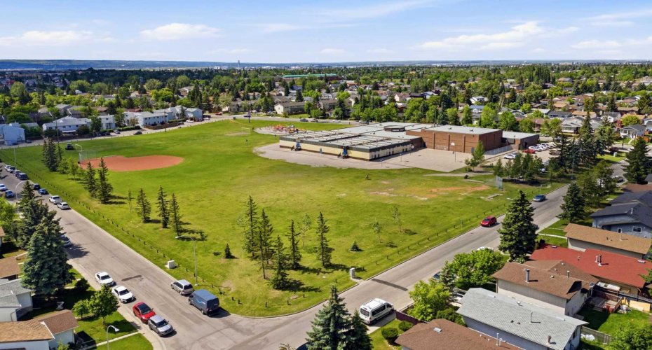 131 Fallswater Road, Calgary, Alberta T3J 1B2, 4 Bedrooms Bedrooms, ,3 BathroomsBathrooms,Residential,For Sale,Fallswater,A2324671