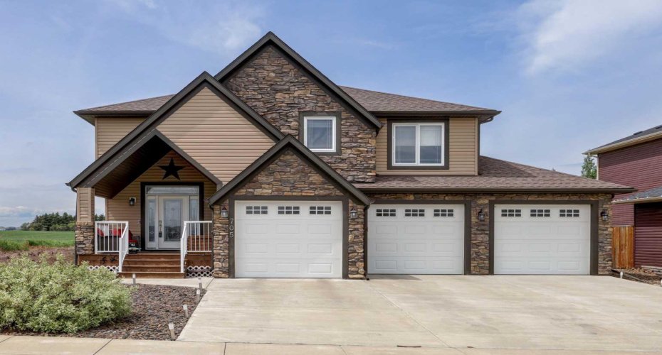 705 West Highland Link, Carstairs, Alberta T0M0N0, 3 Bedrooms Bedrooms, ,3 BathroomsBathrooms,Residential,For Sale,West Highland,A2324784