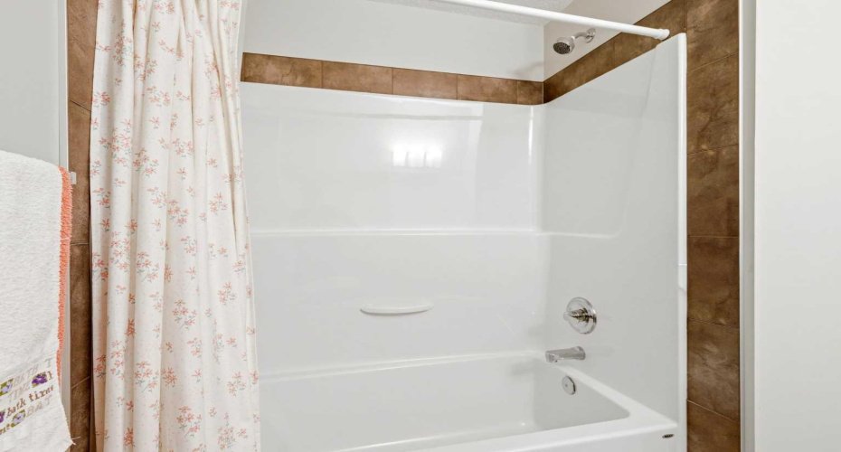 300 Marina Drive, Chestermere, Alberta T1X 0P6, 2 Bedrooms Bedrooms, ,2 BathroomsBathrooms,Residential,For Sale,Marina,A2324862