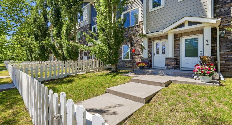 300 Marina Drive, Chestermere, Alberta T1X 0P6, 2 Bedrooms Bedrooms, ,2 BathroomsBathrooms,Residential,For Sale,Marina,A2324862