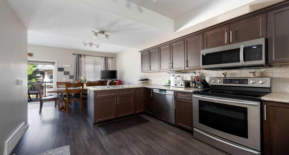 SPACIOUS KITCHEN