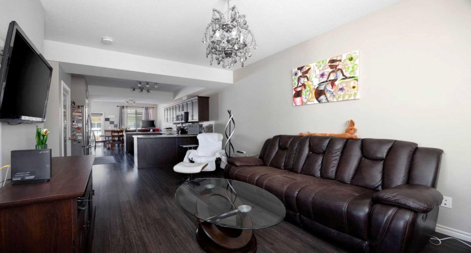 BRIGHT LIVING ROOM