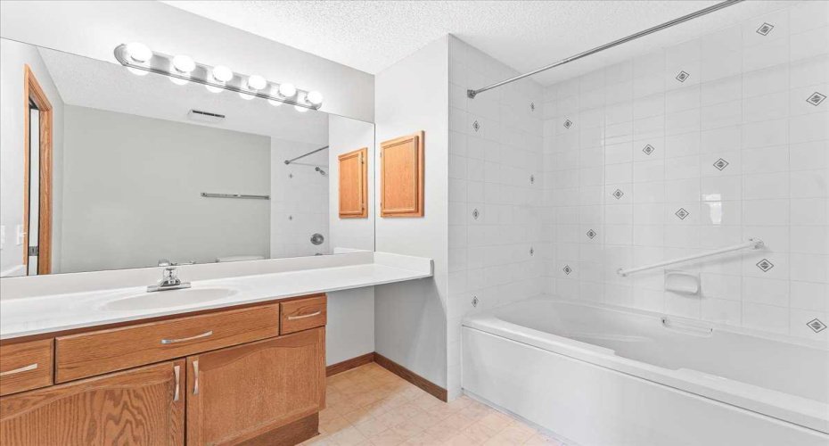 200 Lincoln Way, Calgary, Alberta T3E 7G7, 2 Bedrooms Bedrooms, ,2 BathroomsBathrooms,Residential,For Sale,Lincoln,A2324902