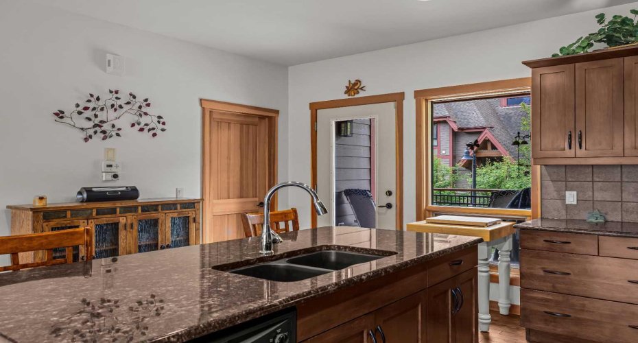 101 Armstrong Place, Canmore, Alberta T1W 3M2, 3 Bedrooms Bedrooms, ,4 BathroomsBathrooms,Residential,For Sale,Armstrong,A2325008