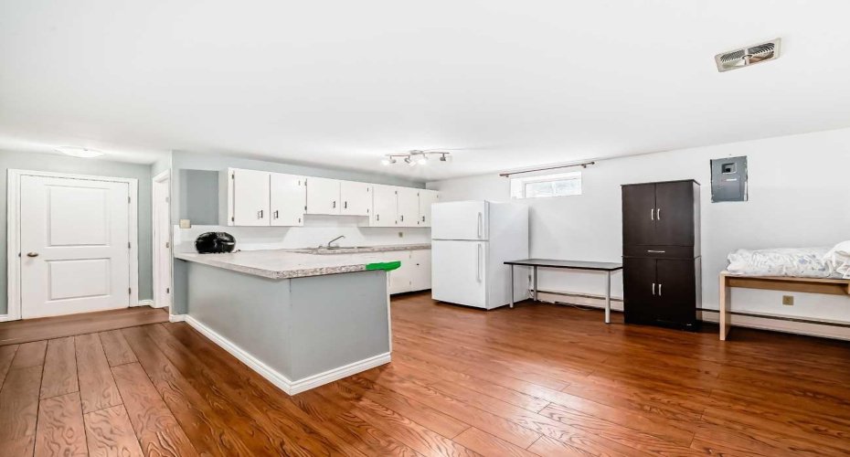 Kitchenette: 8'3