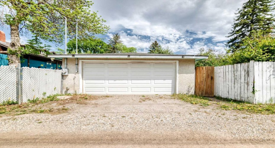 Detached Garage: 23'6