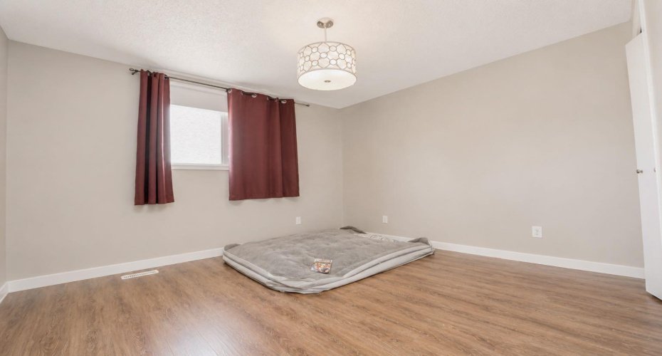 11814 96 Street, Grande Prairie, Alberta T8V 4P4, 4 Bedrooms Bedrooms, ,2 BathroomsBathrooms,Residential,For Sale,96,A2299559