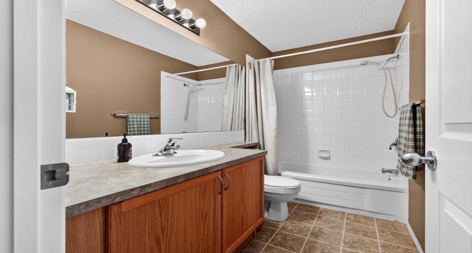Upper full bathroom