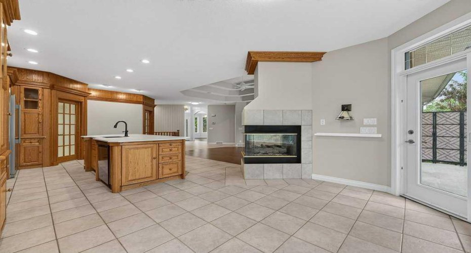 Spacious Eating Area