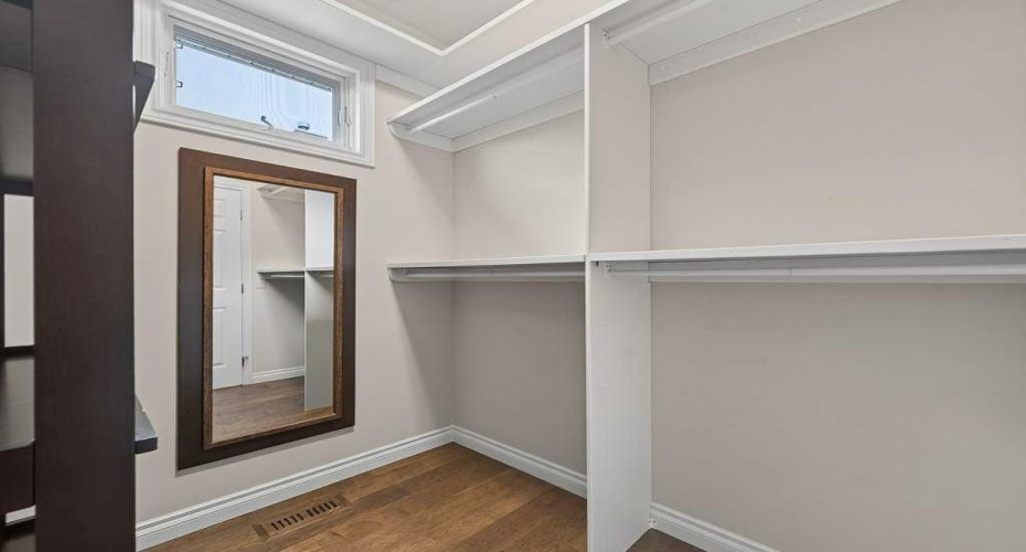 Ensuite Walk-In Closet