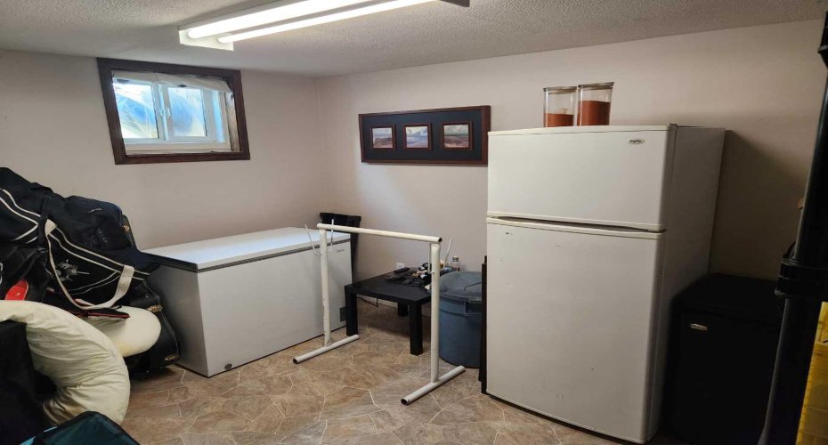 303 2 Avenue, Vauxhall, Alberta T0K 2K0, 5 Bedrooms Bedrooms, ,2 BathroomsBathrooms,Residential,For Sale,2,A2325364