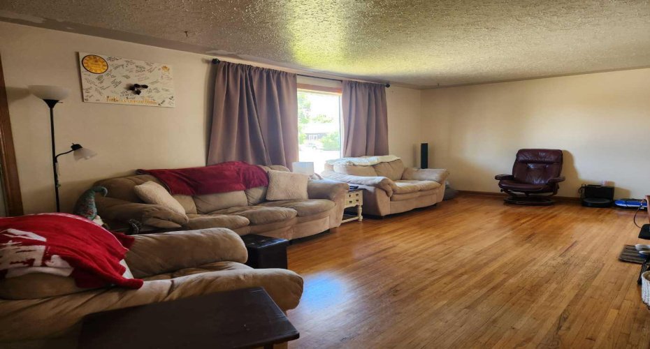 303 2 Avenue, Vauxhall, Alberta T0K 2K0, 5 Bedrooms Bedrooms, ,2 BathroomsBathrooms,Residential,For Sale,2,A2325364