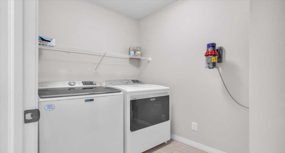 Upper laundry and linen storage