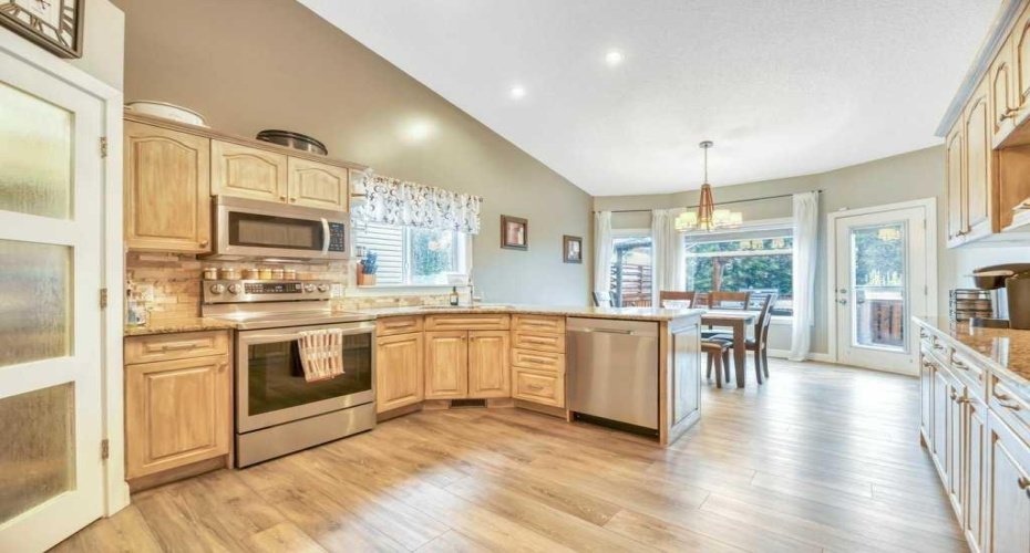 Large Eat-In Kitchen