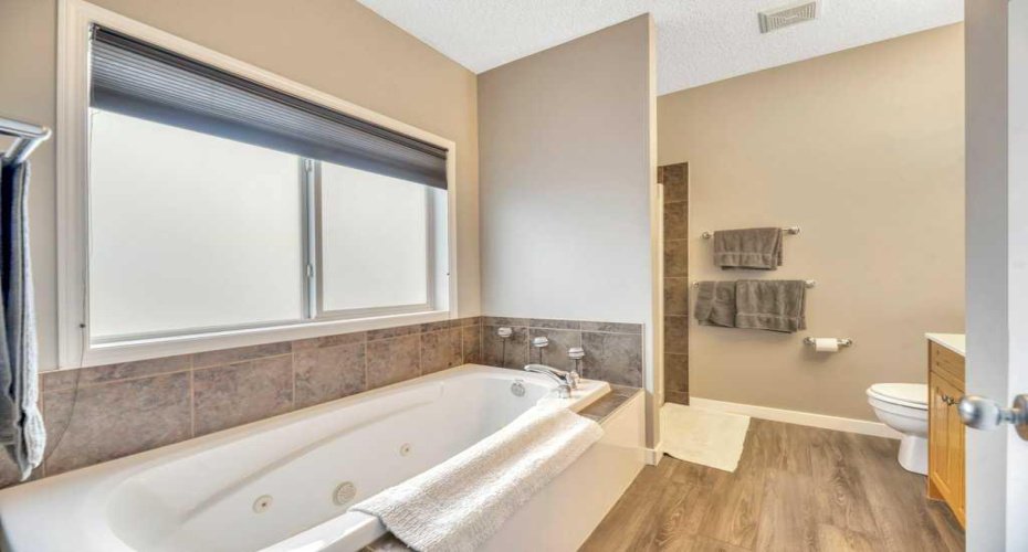 133 Oakmere Point, Chestermere, Alberta T1X 1M8, 4 Bedrooms Bedrooms, ,3 BathroomsBathrooms,Residential,For Sale,Oakmere,A2325404