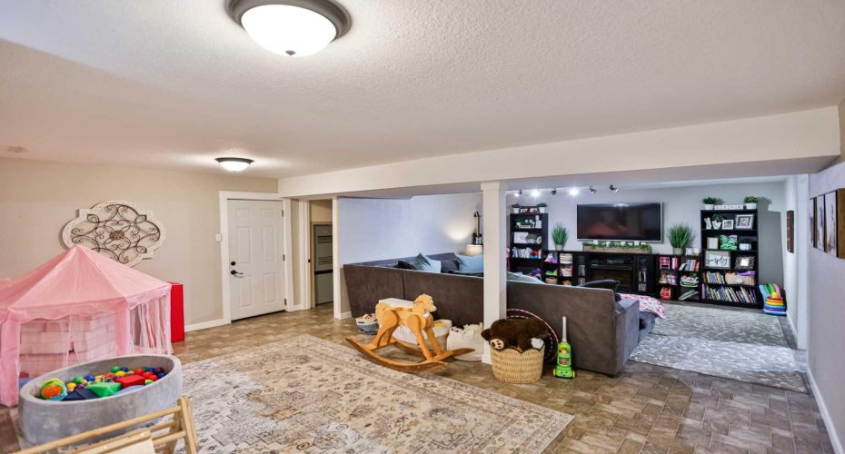 89 E 200 N, Raymond, Alberta T0K 2S0, 4 Bedrooms Bedrooms, ,2 BathroomsBathrooms,Residential,For Sale,200 N,A2325407