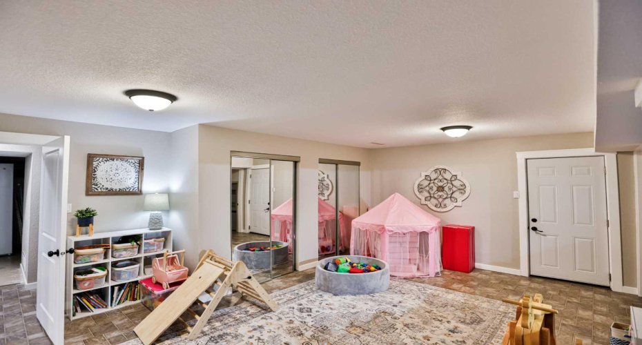 89 E 200 N, Raymond, Alberta T0K 2S0, 4 Bedrooms Bedrooms, ,2 BathroomsBathrooms,Residential,For Sale,200 N,A2325407