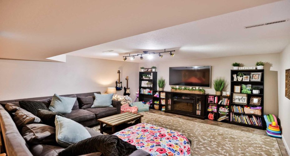 89 E 200 N, Raymond, Alberta T0K 2S0, 4 Bedrooms Bedrooms, ,2 BathroomsBathrooms,Residential,For Sale,200 N,A2325407