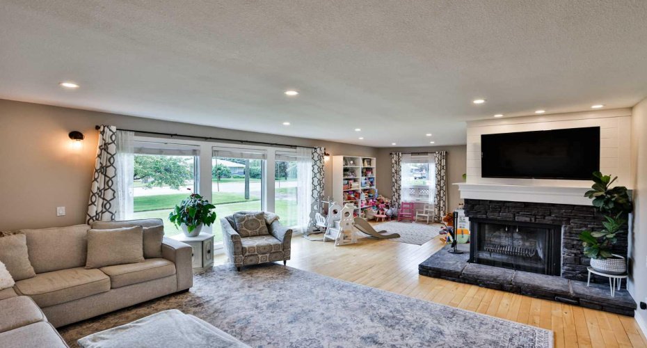 89 E 200 N, Raymond, Alberta T0K 2S0, 4 Bedrooms Bedrooms, ,2 BathroomsBathrooms,Residential,For Sale,200 N,A2325407