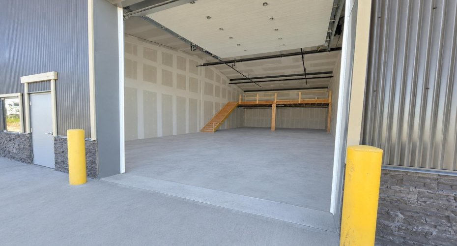 2516 SQ FT bays