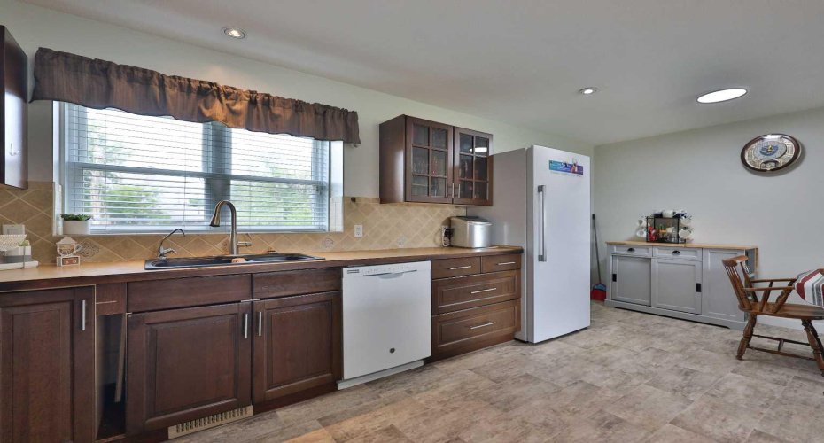 229 2A Street, Stirling, Alberta T0K 2E0, 5 Bedrooms Bedrooms, ,2 BathroomsBathrooms,Residential,For Sale,2A,A2325455