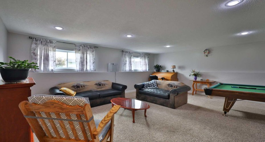 229 2A Street, Stirling, Alberta T0K 2E0, 5 Bedrooms Bedrooms, ,2 BathroomsBathrooms,Residential,For Sale,2A,A2325455