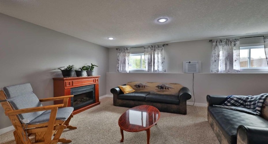 229 2A Street, Stirling, Alberta T0K 2E0, 5 Bedrooms Bedrooms, ,2 BathroomsBathrooms,Residential,For Sale,2A,A2325455