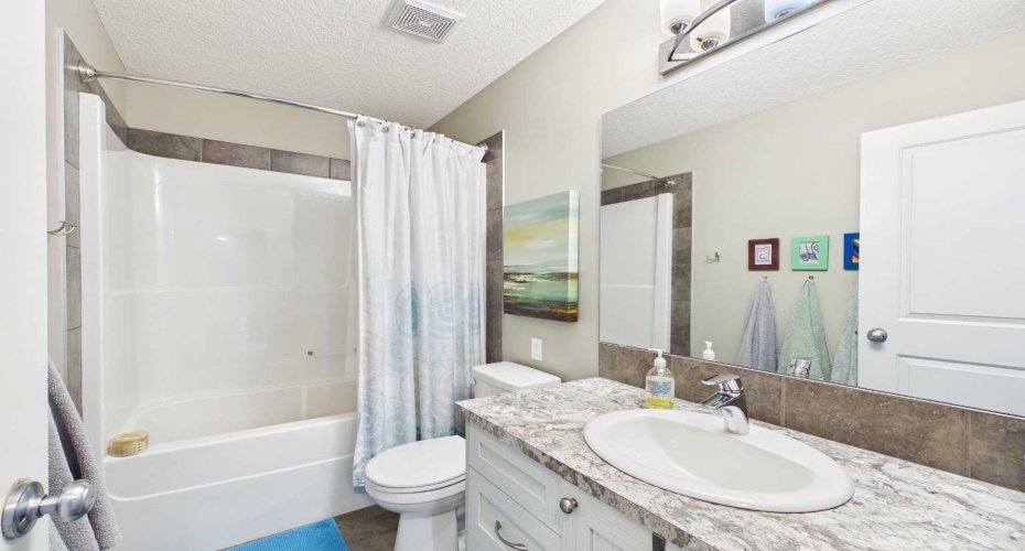 Upstairs 4-piece bathroom. Perfect for the growing family.
