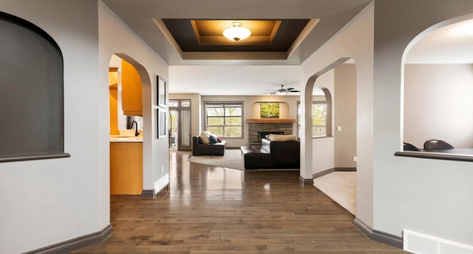 Design Features of Tray Ceiling Detail & Archways