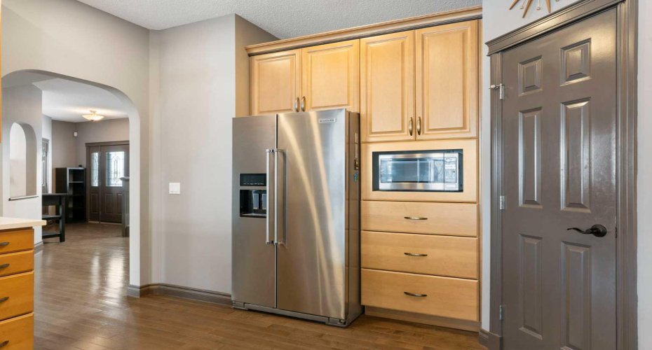 Refrigerator with Built-In Water/Ice