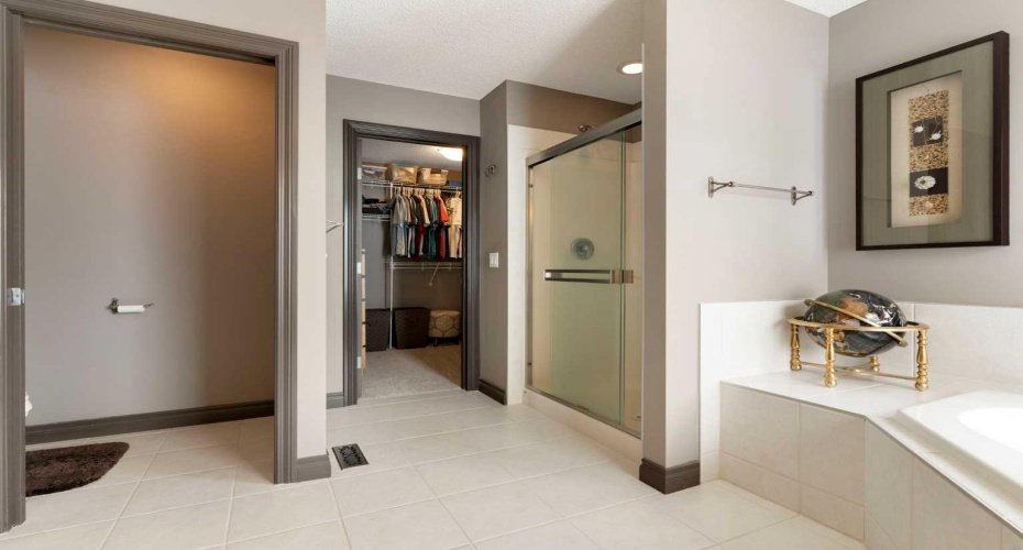 Separate Water Closet & Walk In Closet