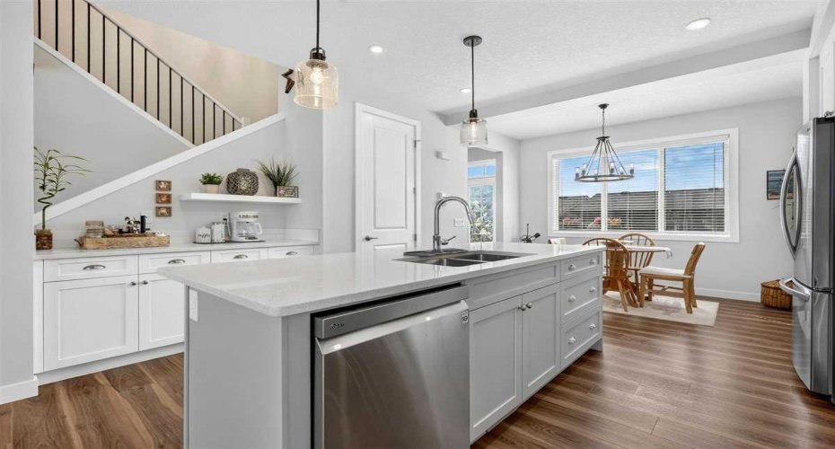 Large island with undermount sink.