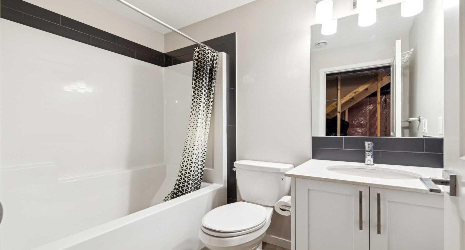 Lower 4-piece bathroom