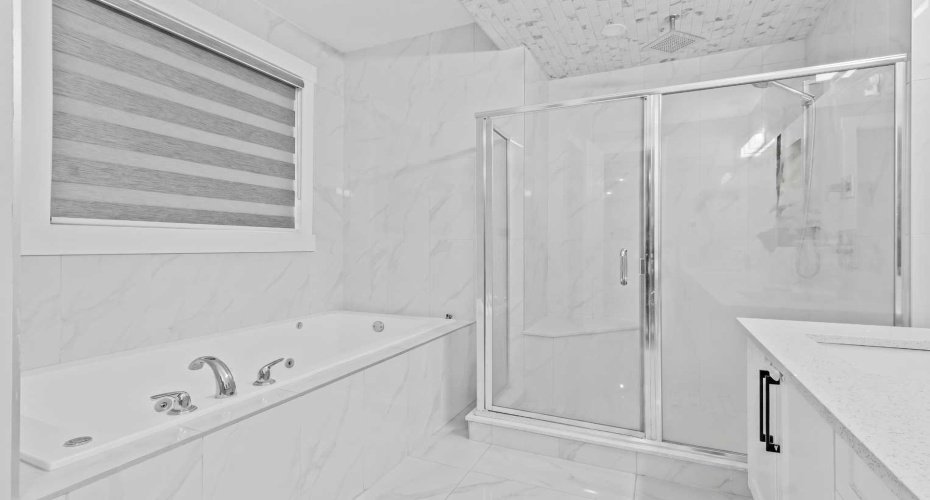 Ensuite Bathtub