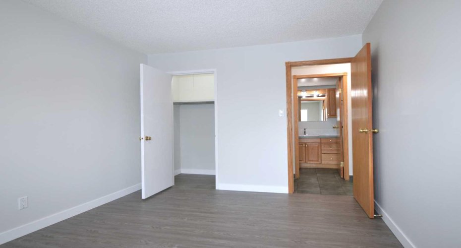 635 56 Avenue, Calgary, Alberta T2V0G9, 2 Bedroom Bedrooms, 0 ,1 BathroomBathrooms,Residential,For Sale,56,0,A2287910