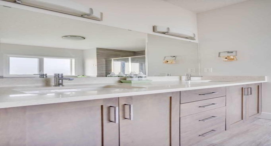 Another view of the bathroom