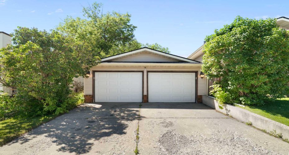 76 Pinebrook Close, Calgary, Alberta T1Y 3X5, 4 Bedroom Bedrooms, 0 ,3 BathroomBathrooms,Residential,For Sale,Pinebrook,0,A2326850