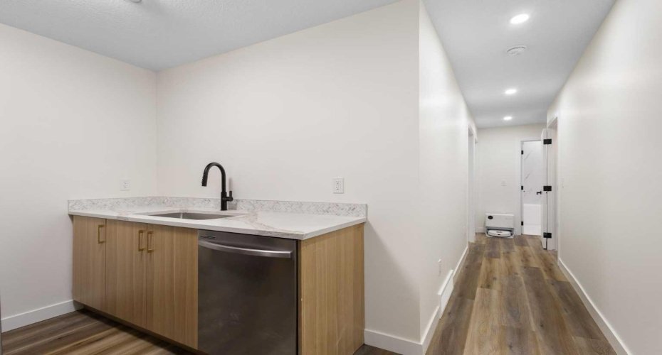 2424 25 Avenue, Calgary, Alberta T2M 2C5, 8 Bedroom Bedrooms, 0 ,5 BathroomBathrooms,Residential,For Sale,25,0,A2326854