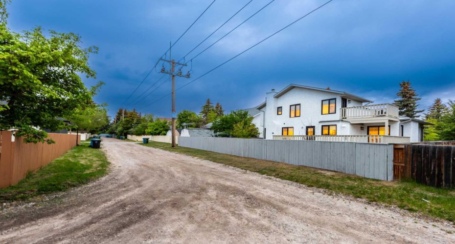 8266 Edgebrook Drive, Calgary, Alberta T3A 4N1, 6 Bedroom Bedrooms, 0 ,4 BathroomBathrooms,Residential,For Sale,Edgebrook,0,A2326933