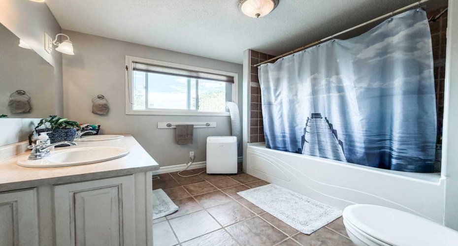 6108 41 Avenue, Stettler, Alberta T4K 1H2, 4 Bedroom Bedrooms, 0 ,3 BathroomBathrooms,Residential,For Sale,41,0,A2326960