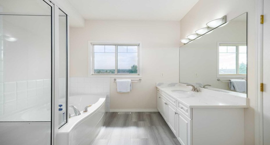 4pc Ensuite bath #2